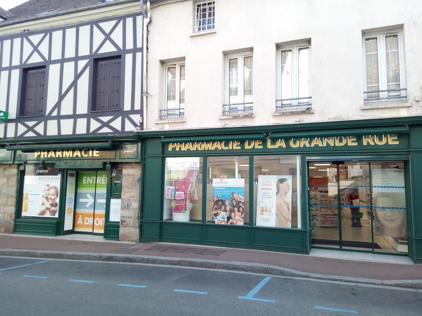 Façade de la Grande Pharmacie de Houdan, au 35 Grande Rue